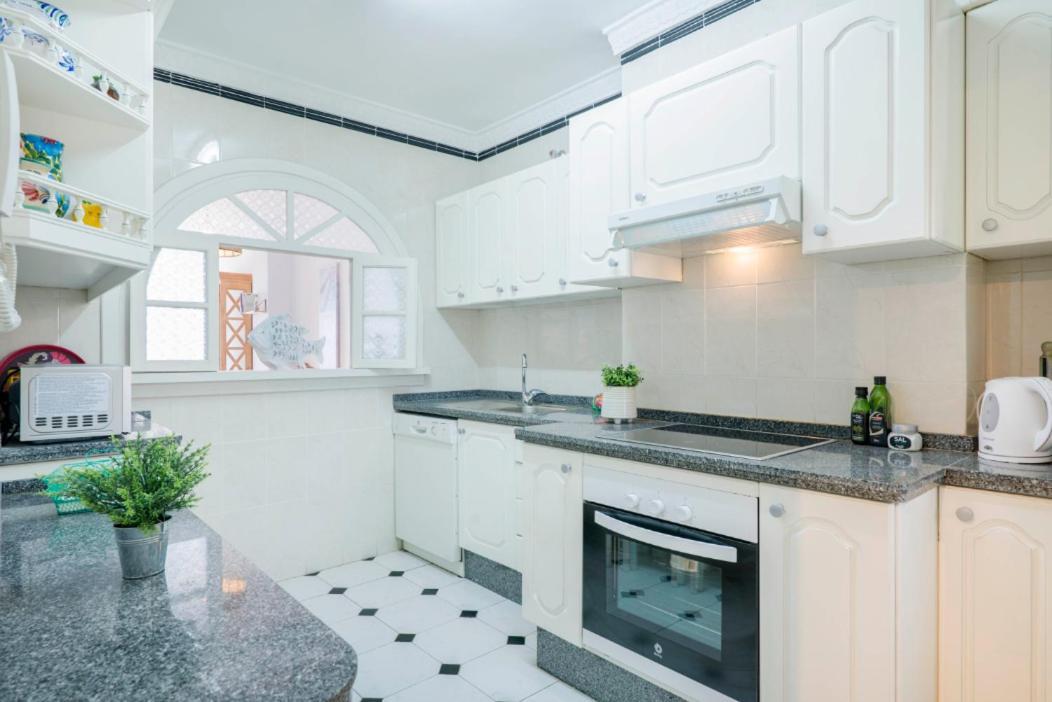 Апартаменты Family Aguamarina Front The Sea Free Parking Фуэнхирола Экстерьер фото