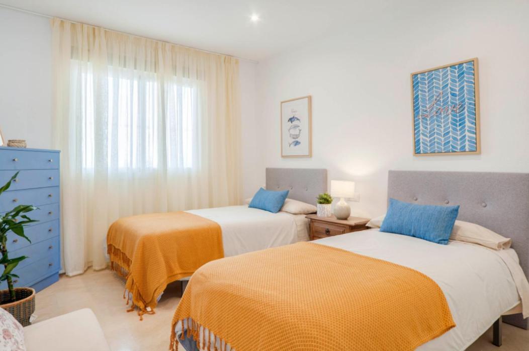 Апартаменты Family Aguamarina Front The Sea Free Parking Фуэнхирола Экстерьер фото