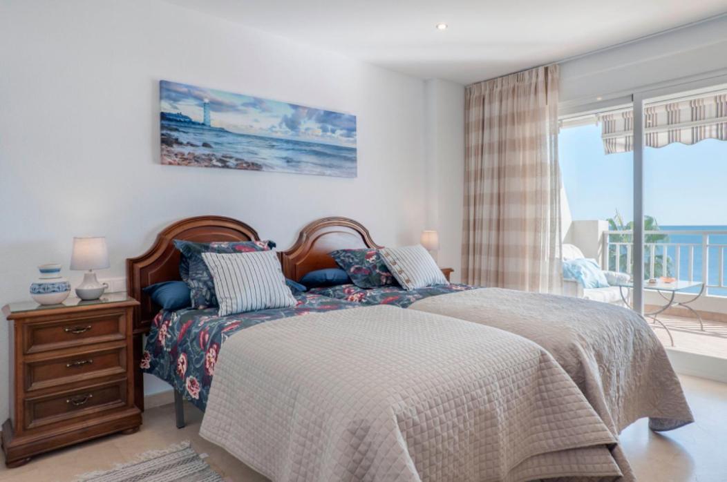 Апартаменты Family Aguamarina Front The Sea Free Parking Фуэнхирола Экстерьер фото