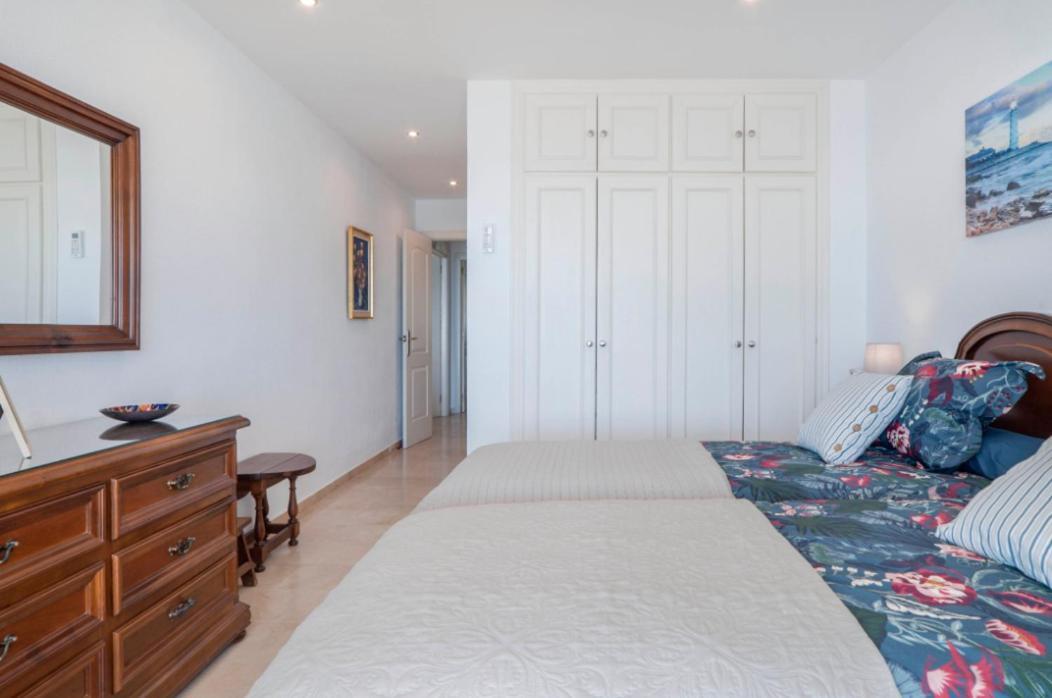 Апартаменты Family Aguamarina Front The Sea Free Parking Фуэнхирола Экстерьер фото