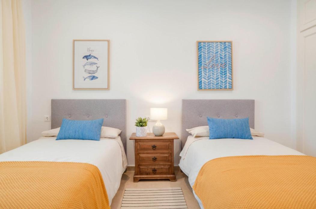 Апартаменты Family Aguamarina Front The Sea Free Parking Фуэнхирола Экстерьер фото